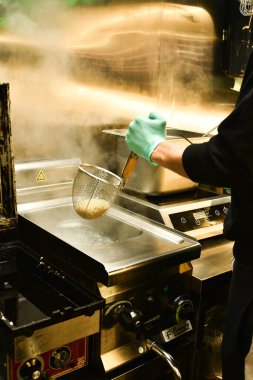 Erişteler ocakta kaynar suda pişirilir.