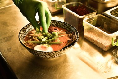 Japon erişte çorbası, mutfakta yemek.