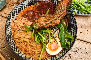 Beyaz arka planda yumurta, domuz eti ve lahana kaseli Miso Ramen Asya eriştesi. Japon mutfağı. Üst Manzara. Pankart