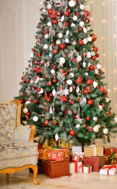 Noel 'de, yeni yıl oyuncaklarının arka planı, beyaz bir daire, mesaj, kartpostal, bulanık arka plan.