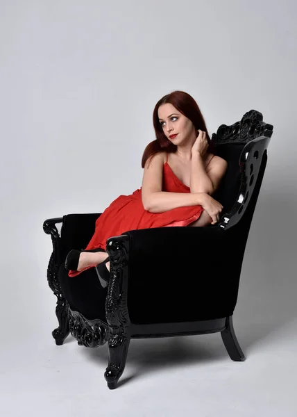 Портрет Красивої Жінки Червоній Сексуальній Сукні Сидячи Позу Чорному Прикрашеному — стокове фото