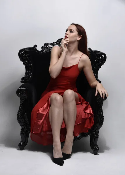 Volledig Portret Van Een Mooie Vrouw Een Rode Sexy Jurk — Stockfoto