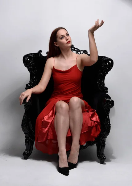 Портрет Красивої Жінки Червоній Сексуальній Сукні Сидячи Позу Чорному Прикрашеному — стокове фото