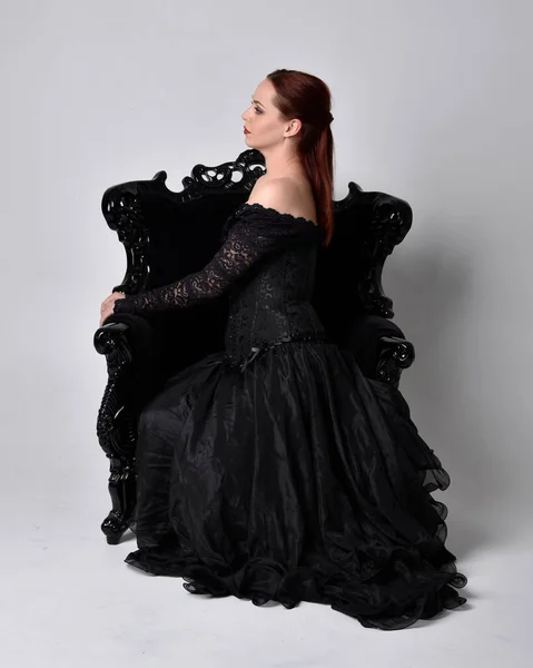 Retrato Longitud Completa Mujer Con Vestido Gótico Negro Sentado Sillón —  Fotos de Stock