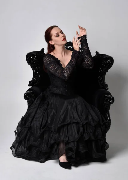 Portrait Complet Femme Portant Une Robe Gothique Noire Assise Sur — Photo