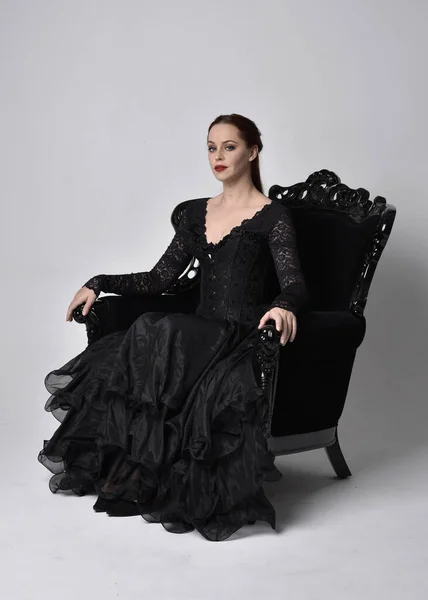 Retrato Longitud Completa Mujer Con Vestido Gótico Negro Sentado Sillón — Foto de Stock