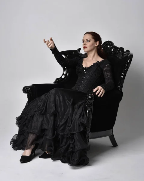 Портрет Женщины Черно Готическом Платье Сидящей Декоративном Черном Кресле Сидячая — стоковое фото