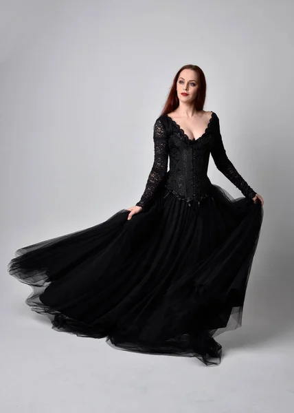 Portrait Pleine Longueur Femme Portant Une Robe Gothique Noire Pose — Photo