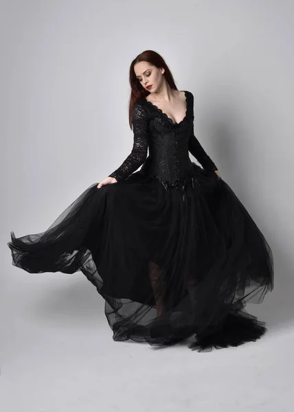 Pełnowymiarowy Portret Kobiety Ubranej Czarną Gotycką Sukienkę Stojącej Tle Studia — Zdjęcie stockowe