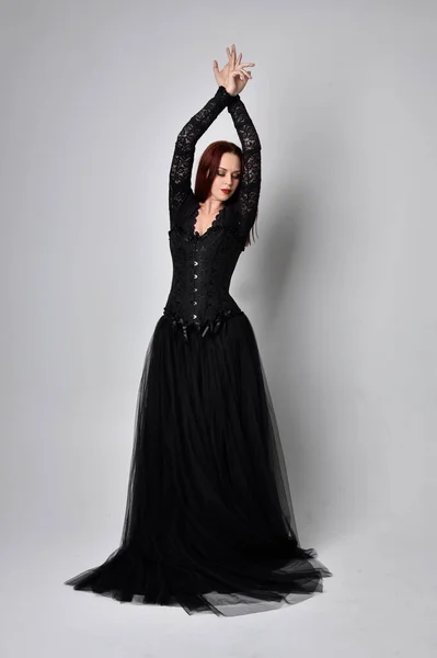 Pełnowymiarowy Portret Kobiety Ubranej Czarną Gotycką Sukienkę Stojącej Tle Studia — Zdjęcie stockowe