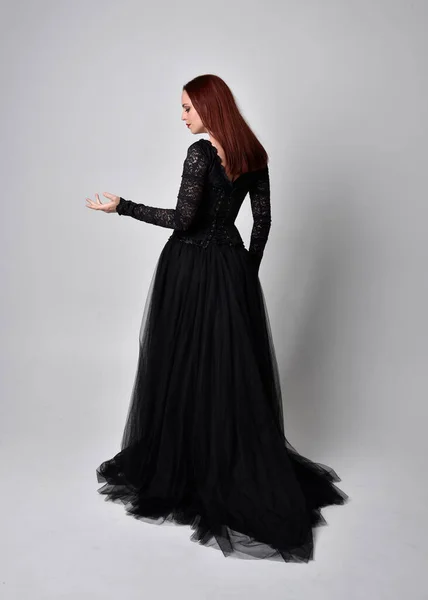 Siyahi Gotik Elbise Giyen Arka Planda Kameraya Poz Veren Bir — Stok fotoğraf