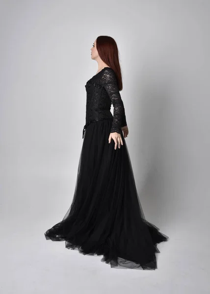 Volledige Lengte Portret Van Vrouw Zwarte Gotische Jurk Staande Pose — Stockfoto