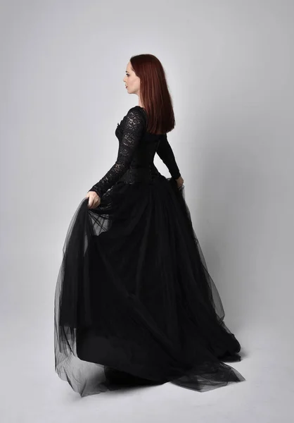 Pełnowymiarowy Portret Kobiety Ubranej Czarną Gotycką Sukienkę Stojącej Tyłu Kamery — Zdjęcie stockowe