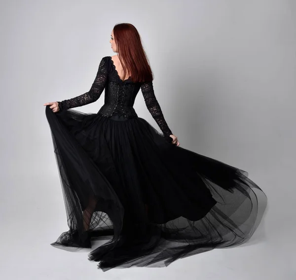 Volledige Lengte Portret Van Vrouw Zwarte Gotische Jurk Staande Pose — Stockfoto