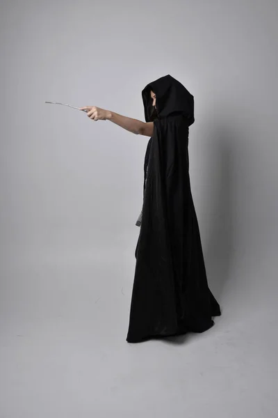 치마를 장화를 여성의 스튜디오 배경에 지팡이를 — 스톡 사진