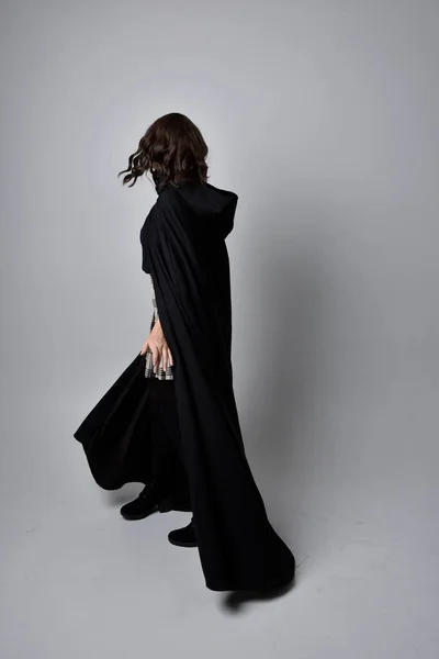 Pełnowymiarowy Portret Pięknej Brunetki Tartanowej Spódnicy Butach Długim Czarnym Płaszczem — Zdjęcie stockowe
