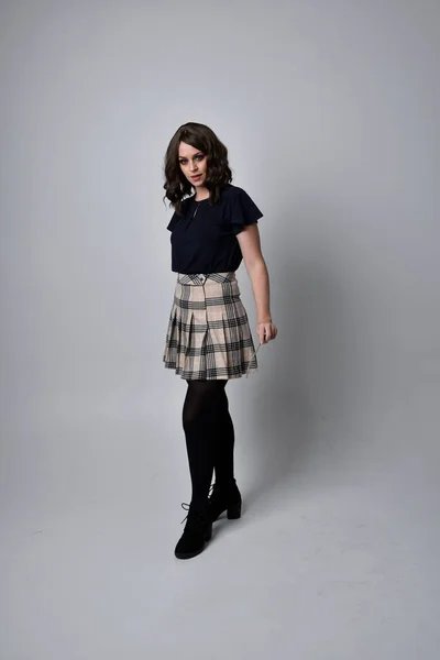 Volledige Lengte Portret Van Mooie Brunette Vrouw Dragen Tartan Rok — Stockfoto