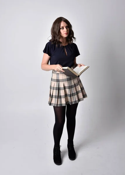 Full Length Portret Van Mooie Brunette Vrouw Dragen Tartan Rok — Stockfoto