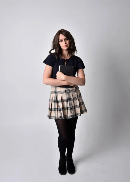 Full Length Portret Van Mooie Brunette Vrouw Dragen Tartan Rok — Stockfoto