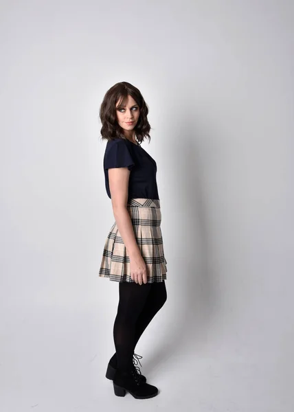 Full Length Portret Van Mooie Brunette Vrouw Dragen Tartan Rok — Stockfoto