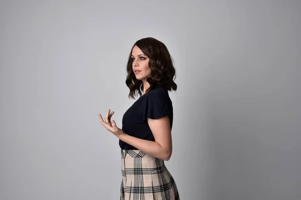 Close Portret Van Mooie Brunette Vrouw Dragen Tartan Rok Blouse — Stockfoto