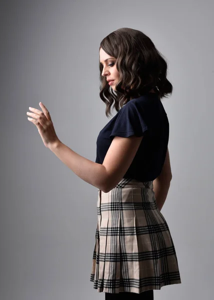 Close Portret Van Mooie Brunette Vrouw Dragen Tartan Rok Blouse — Stockfoto