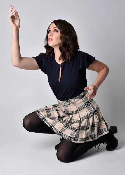 Full Length Portret Van Mooie Brunette Vrouw Dragen Tartan Rok — Stockfoto