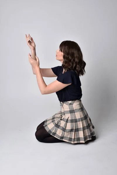 Retrato Comprimento Total Mulher Bonita Morena Usando Saia Tartan Blusa — Fotografia de Stock