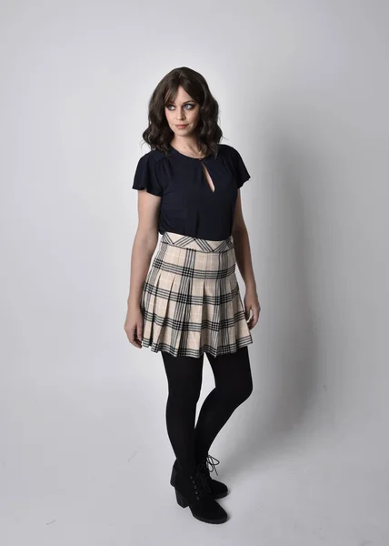 Full Length Portret Van Mooie Brunette Vrouw Dragen Tartan Rok — Stockfoto