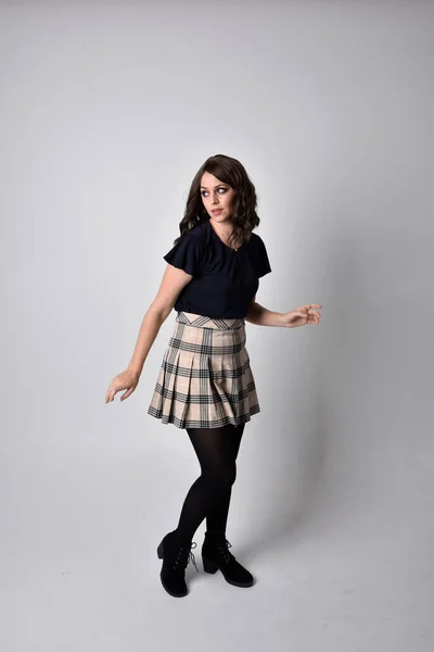 Full Length Portret Van Mooie Brunette Vrouw Dragen Tartan Rok — Stockfoto