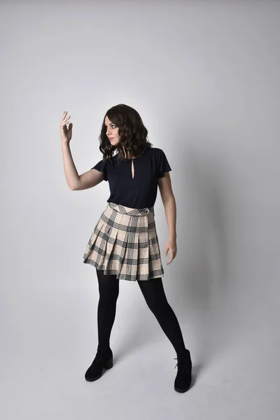 Full Length Portret Van Mooie Brunette Vrouw Dragen Tartan Rok — Stockfoto