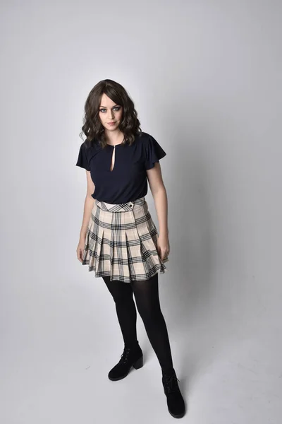 Full Length Portret Van Mooie Brunette Vrouw Dragen Tartan Rok — Stockfoto