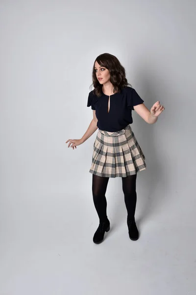 Full Length Portret Van Mooie Brunette Vrouw Dragen Tartan Rok — Stockfoto