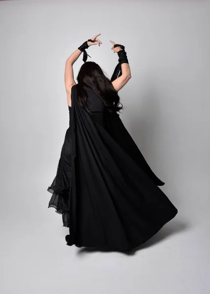 Potret Panjang Penuh Dari Wanita Berambut Hitam Cantik Mengenakan Gaun — Stok Foto