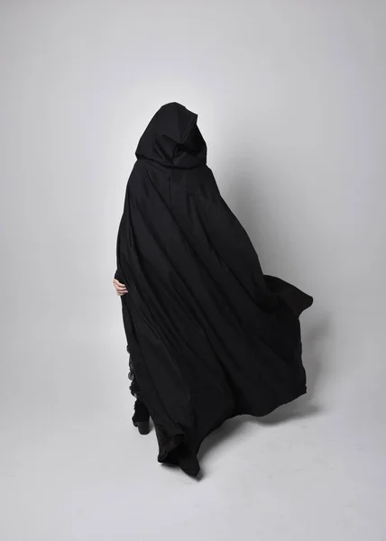 Plně Dlouhý Portrét Hezké Černé Ženy Dlouhými Tmavými Šaty Nada — Stock fotografie
