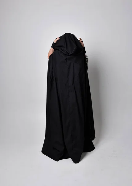 Ολόσωμο Πορτραίτο Μιας Όμορφης Μαυρομάλλας Γυναίκας Που Φοράει Μακρύ Σκούρο — Φωτογραφία Αρχείου