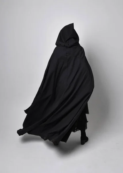 Полнометражный Портрет Красивой Черноволосой Женщины Длинном Темном Халате Стоя Поза — стоковое фото