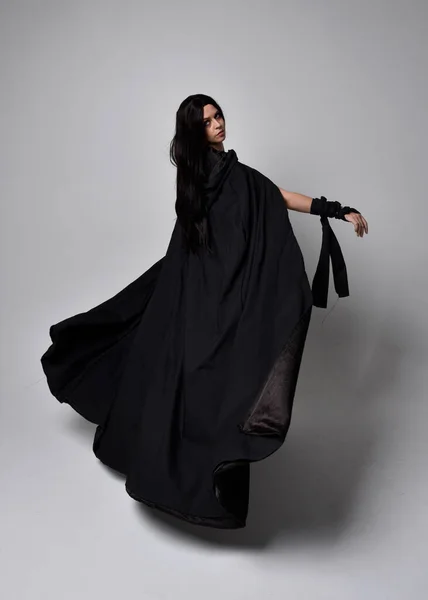 Portret Pięknej Czarnowłosej Kobiety Noszącej Długi Ciemny Płaszcz Nada Stanąć — Zdjęcie stockowe
