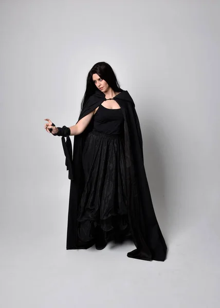 Retrato Cuerpo Entero Una Bonita Mujer Pelo Negro Con Largo — Foto de Stock