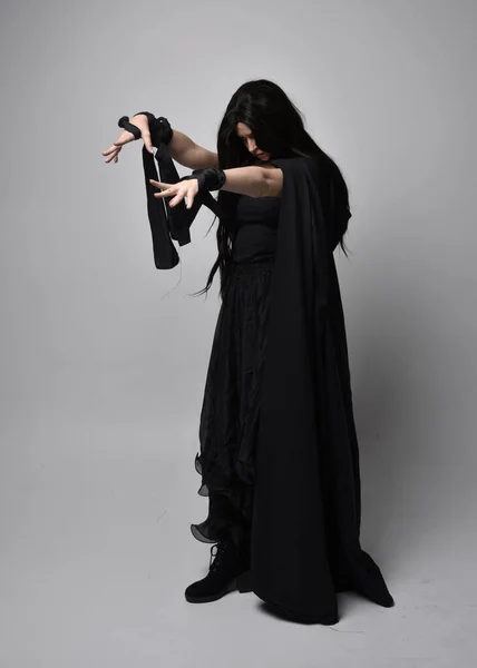 Portret Pięknej Czarnowłosej Kobiety Noszącej Długi Ciemny Płaszcz Nada Stanąć — Zdjęcie stockowe