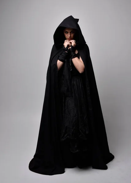 Полнометражный Портрет Красивой Черноволосой Женщины Длинном Темном Халате Стоя Поза — стоковое фото