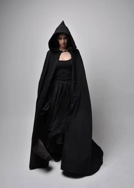 Ολόσωμο Πορτραίτο Μιας Όμορφης Μαυρομάλλας Γυναίκας Που Φοράει Μακρύ Σκούρο — Φωτογραφία Αρχείου