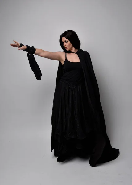 Портрет Красивої Чорної Волохатої Жінки Довгій Темній Сукні Плаття Плащ — стокове фото