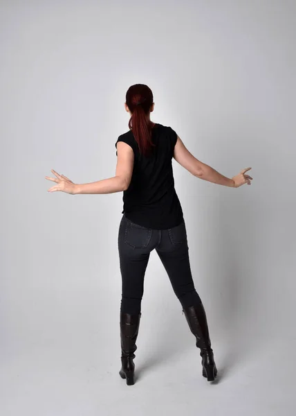 Portret Kobiety Rudymi Włosami Kucyku Czarnej Koszulce Jeansowych Spodniach Pozycja — Zdjęcie stockowe