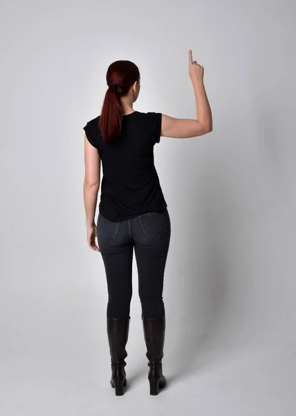 Portret Kobiety Rudymi Włosami Kucyku Czarnej Koszulce Jeansowych Spodniach Pozycja — Zdjęcie stockowe