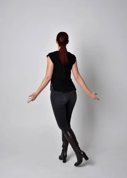 Retrato Completo Mujer Pelo Rojo Cola Caballo Con Camiseta Negra — Foto de Stock