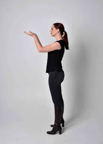 Retrato Comprimento Total Simples Mulher Com Cabelo Vermelho Rabo Cavalo — Fotografia de Stock