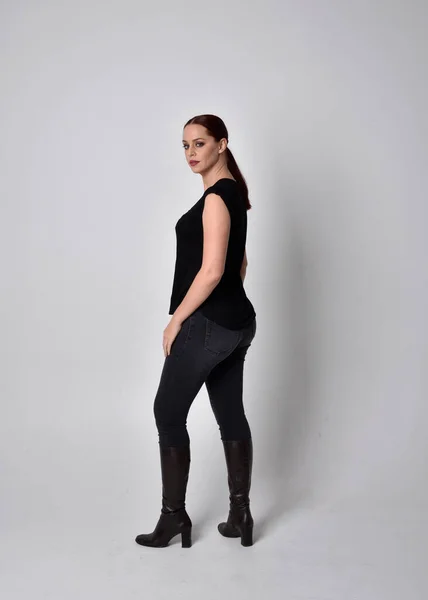 Простий Повнометражний Портрет Жінки Рудим Волоссям Хвіст Одягнений Чорну Сорочку — стокове фото