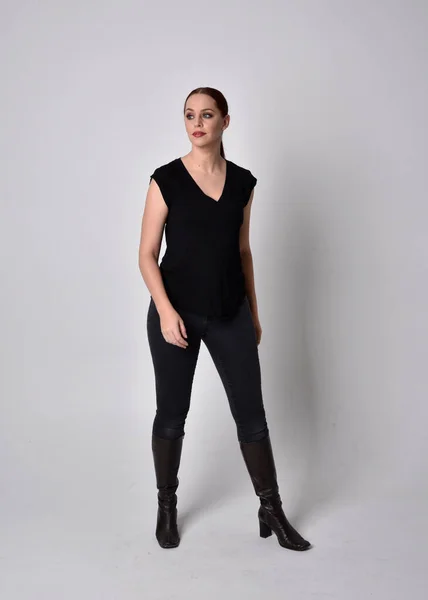 Простий Повнометражний Портрет Жінки Рудим Волоссям Хвіст Одягнений Чорну Сорочку — стокове фото