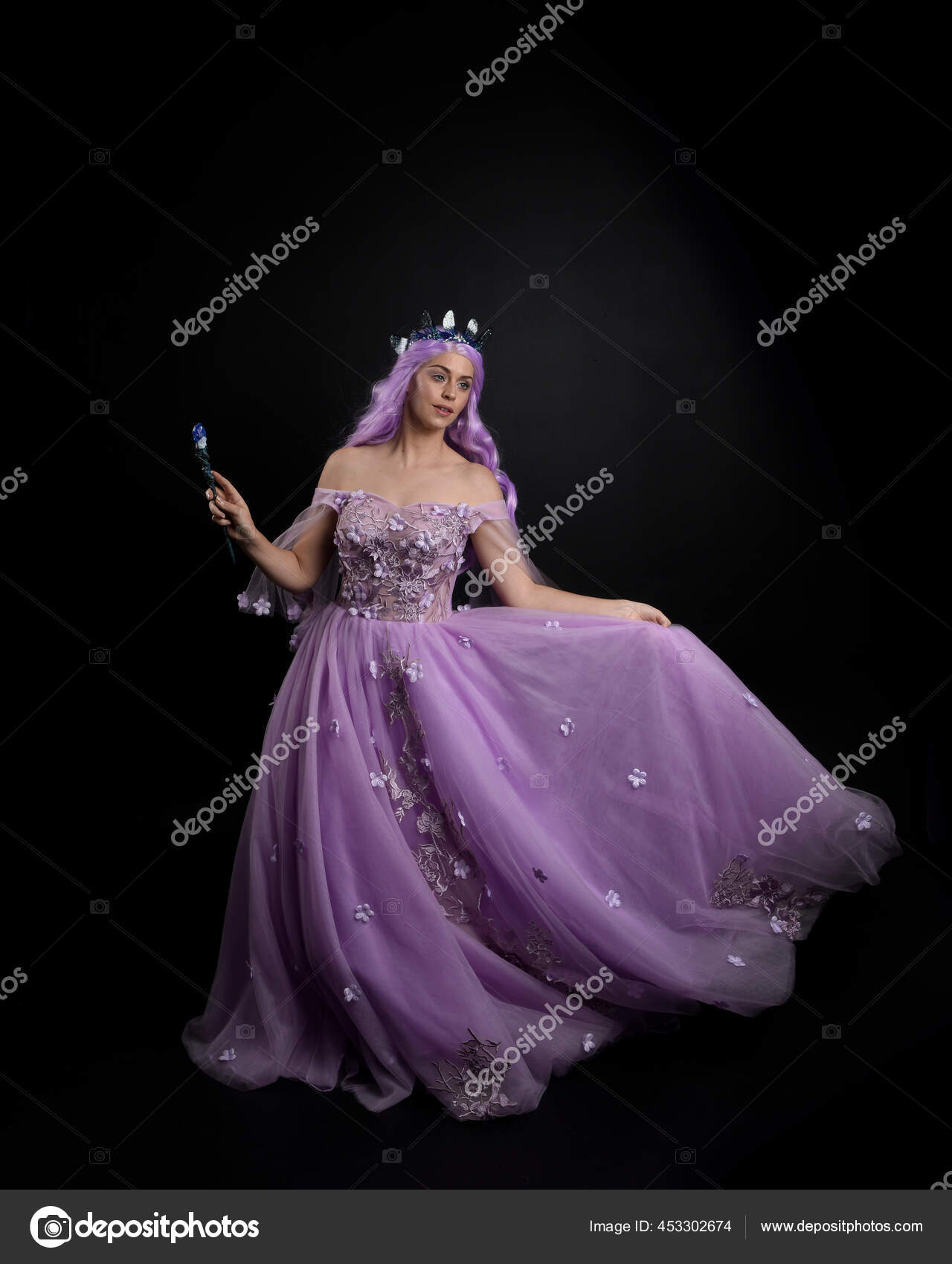 Woman ball gown full length hi-res stock photography and images - Page 3 -  Alamy